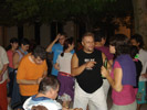 Gli ospiti a Villa Marina mentre ballano alla festa di Ferragosto