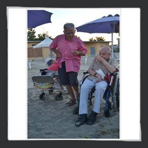Ospiti in spiaggia a Villa Marina accessibile ai disabili