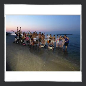 Foto di gruppo in spiaggia alla sera