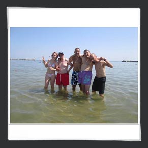 Foto di gruppo in acqua a Villa Marina