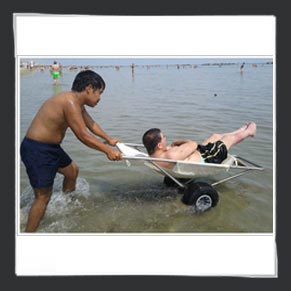 Bagno in mare accessibile ai disabili in carrozzina