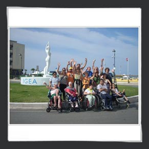 Foto di gruppo alla rotonda di Igea Marina