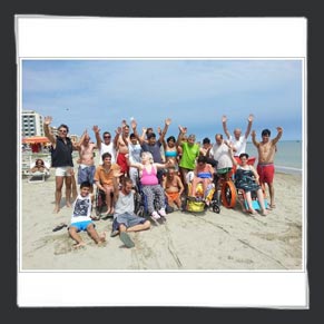 Foto di gruppo degli ospiti di Villa Marina in spiaggia