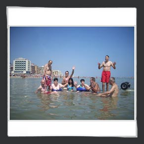 Foto di gruppo in acqua di mare