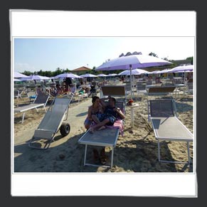 Relax all'ombra in spiaggia