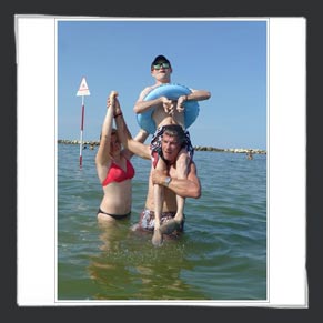 Foto di famiglia in acqua a Villa Marina