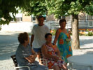 Durante lo aperitivo in giardino a Villa Marina