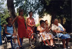 Foto di gruppo in giardino all'ombra