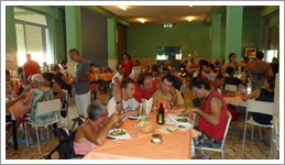 Amici in sala pranzo a Villa Marina