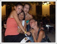 Ragazze animatrici Villa Marina nel giardino interno