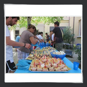 Buffet della festa di Ferragosto in giardino