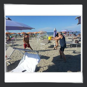 Giochi con l'acqua in spiaggia a Villa Marina