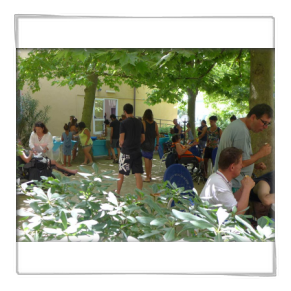 Ospiti disabili e loro familiari in giardino a Villa Marina