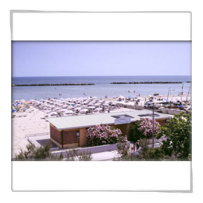 Panorama dall'alto della spiaggia attrezzata di Villa Marina