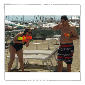 Giochi in spiaggia con pistola ad acqua