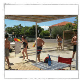 Giochi in spiaggia con gazebo a Villa Marina casa vacanze disabili