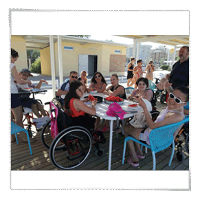 Merenda in spiaggia sotto il gazebo