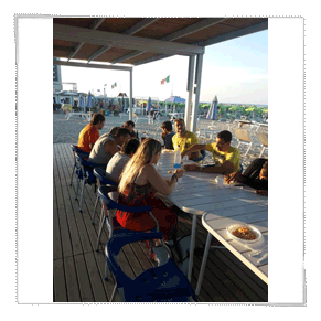 Festa in spiaggia sotto il gazebo