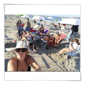 Foto di gruppo in spiaggia