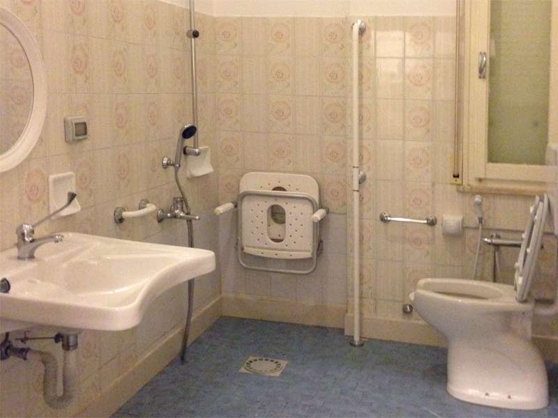 Bagni in comune a più camere senza barriere architettoniche e con ausili per disabili