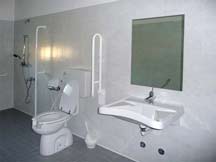 Bagno accessibile a persone con disabilità  all'interno delle camere 
