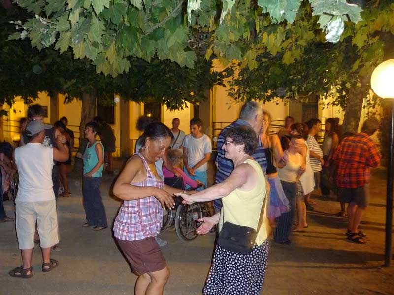 Gli ospiti socializzano in giardino durante la festa da ballo