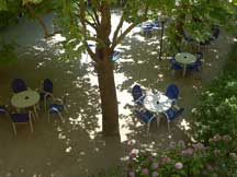 Giardino privato ombreggiato con sedie e tavolini