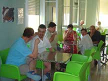 Incontro con amici al bar accessibile a persone disabili