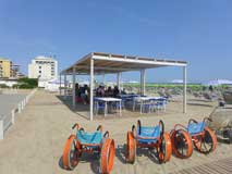 Ausili e gazebo in spiaggia attrezzata per disabili