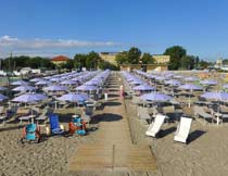 Carrozzine e ausili per disabili per fare il bagno in mare